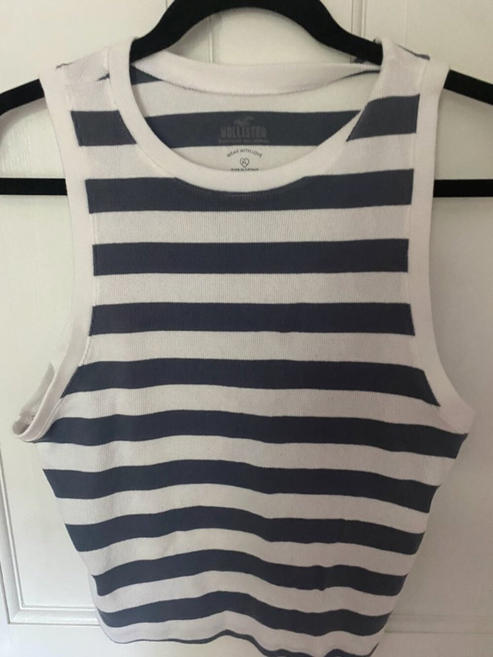 Hollister tank. Never worn. XL but tighter fit.